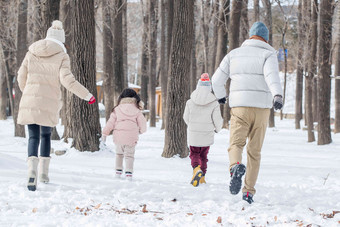 欢乐家庭在雪地里奔跑水平构图高端照片