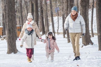 欢乐家庭在雪地里奔跑厚衣服清晰素材