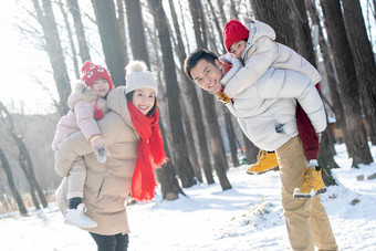 雪地里玩耍的快乐家庭四个人高清照片