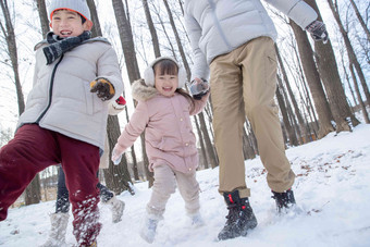 爸爸和孩子们在雪地里玩耍中国氛围摄影图