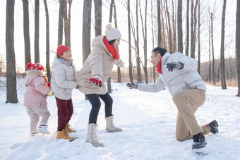 雪地里做游戏的快乐家庭青年女人高清照片