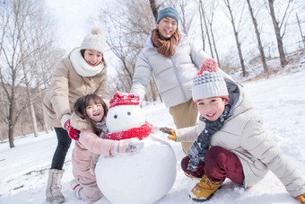 欢乐家庭在雪地里<strong>堆雪人</strong>