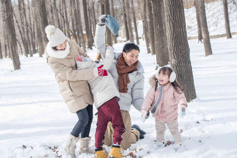 快乐的一家人在雪地里玩耍做游戏氛围摄影图