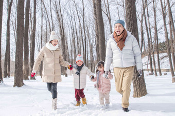 欢乐家庭在雪地里奔跑东方人氛围摄影