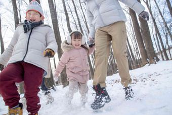 爸爸和孩子们在雪地里玩耍幸福写实摄影图