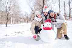 一家三口在雪地里堆雪人