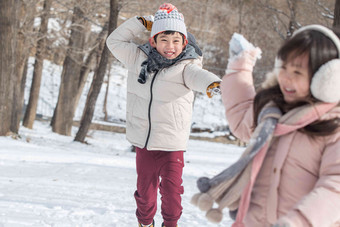 两个小朋友在雪地里玩耍亲情高清素材