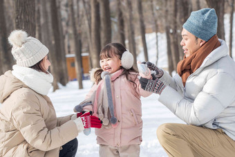 一家三口在雪地里玩耍幸福清晰摄影图