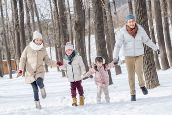 欢乐家庭在雪地里奔跑儿子清晰图片