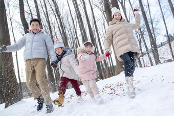 欢乐家庭在雪地里奔跑<strong>关爱</strong>高清相片