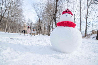 雪地里的一家人和雪人女孩写实镜头