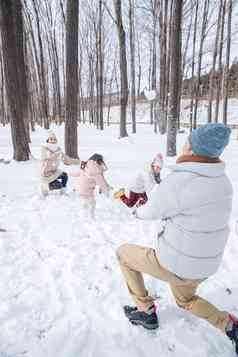 雪地里打雪仗的一家人