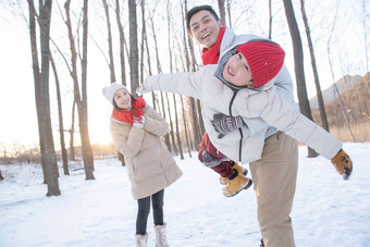 在雪地上玩耍的一家三口东方人高端素材