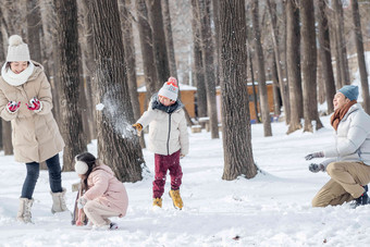 雪地里打雪仗的一家人彩色图片氛围影相