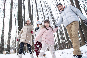 在雪地里玩耍的一家人相伴高质量摄影