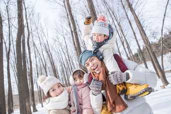雪地里玩耍的快乐家庭中国人清晰影相