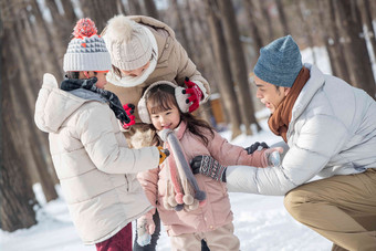雪地里玩耍的一家人冬天写实摄影