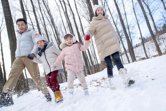 欢乐家庭在雪地里奔跑兄弟姐妹氛围影相