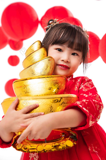 可爱的小女孩抱着一摞金元宝一个人高端照片
