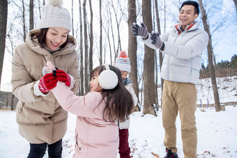 雪地里打雪仗的一家人户外高质量照片