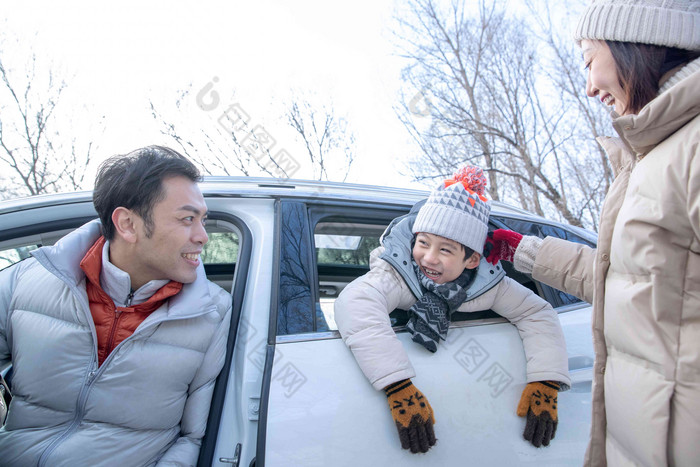 快乐家庭开车郊游交通工具清晰镜头