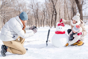 欢乐家庭在雪地里照相中年男人写实照片