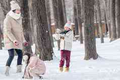 雪地里打雪仗的一家人