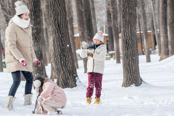 雪地里打雪仗的一家人三个人氛围照片