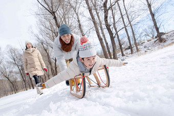推雪橇玩耍的一家人儿子清晰场景