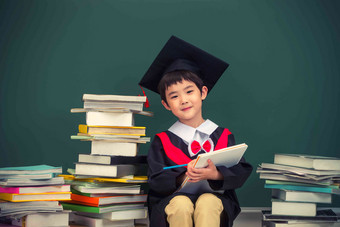 穿着学士服的小学男生儿童清晰镜头