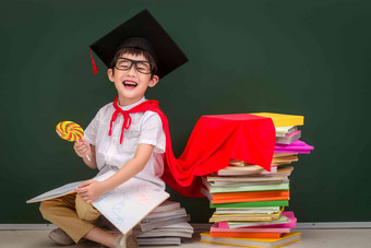 戴着学位帽的小学男生摄影高质量场景