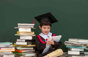 穿着学士服的小学男生期望写实镜头