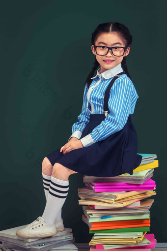 穿着校服的小学<strong>女生</strong>