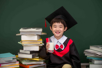 穿着学士服的小学男生