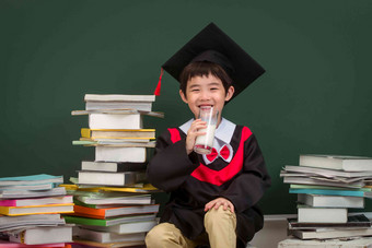 穿着学士服的小学男生