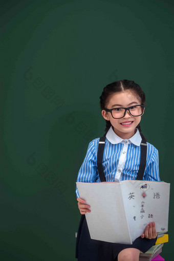 穿着校服的小学女生彩色图片高清相片