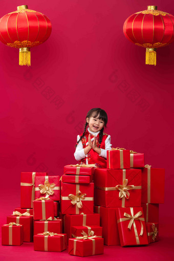 幸福的小女孩收到许多新年礼物可爱的摄影