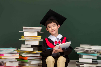 穿着学士服的小学男生男孩清晰影相