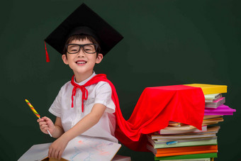 戴着学位帽的小学男生努力高质量摄影图