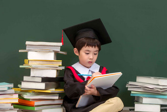 穿着学士服的小学男生儿童清晰摄影