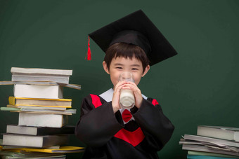 穿着学士服的小学男生