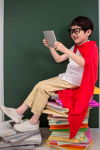 小学男生在玩平板电脑