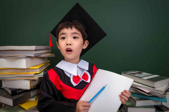 穿着学士服的小学男生