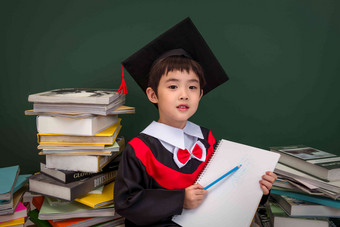 穿着<strong>学士服</strong>的小学男生学生氛围照片