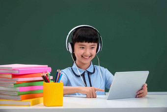 小学女生在线学习亚洲人高端镜头