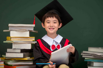 穿着学士服的小学男生亚洲人高质量场景