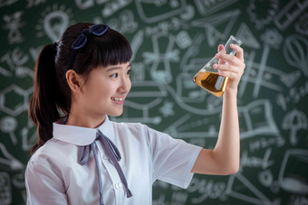 小学女生拿着烧杯