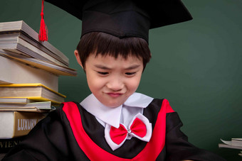 穿着学士服的小学男生一个人高端场景