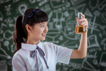 小学女生拿着烧杯