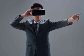 戴<strong>VR</strong>眼镜男士商务自动化创新高端图片